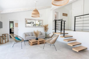 Splendid villa with swimming pool & sea view